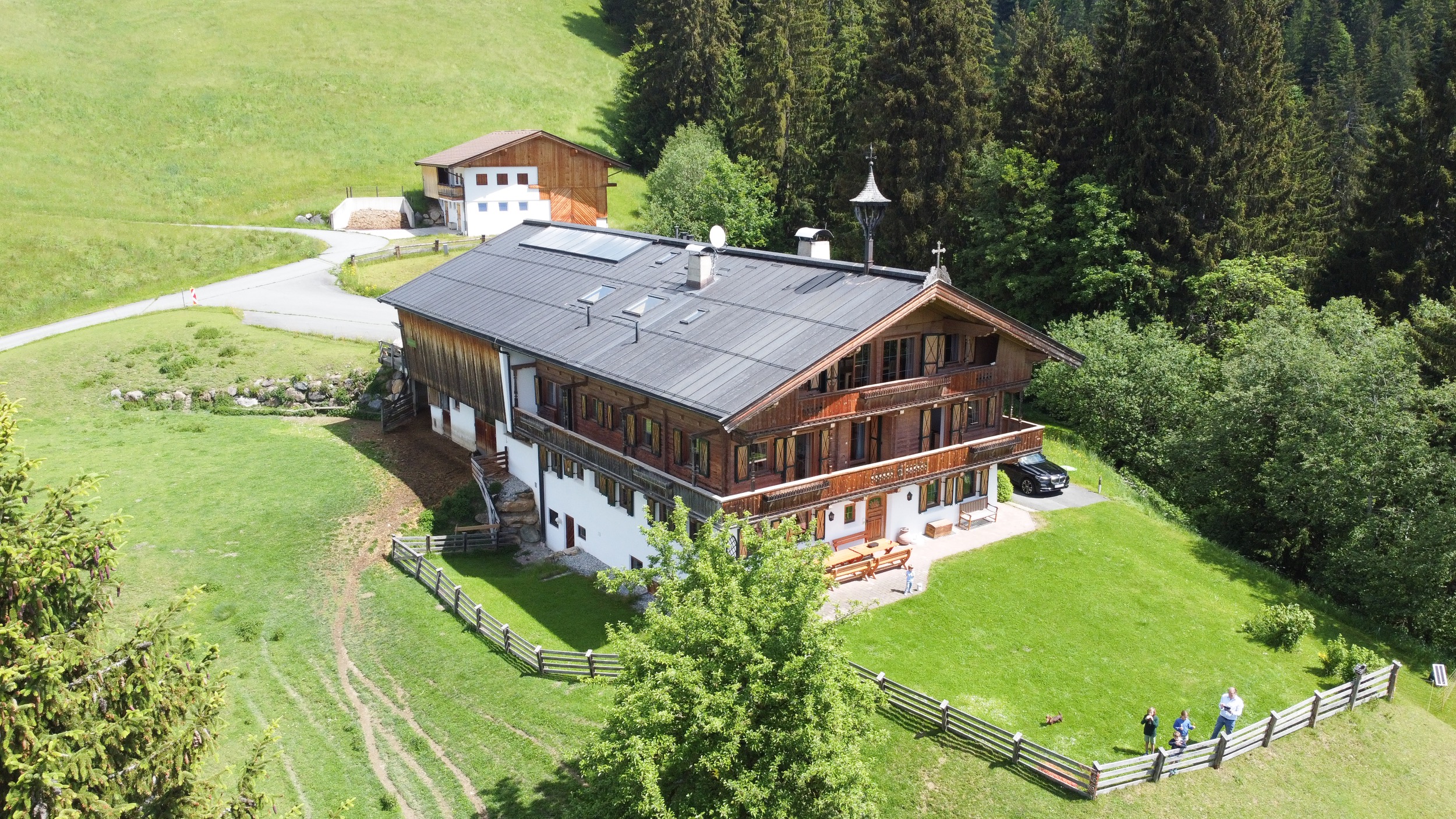 Kirchberg Finest Ferienhaus Kitzbuhel 2 Dohnenaufnahme Sonnig